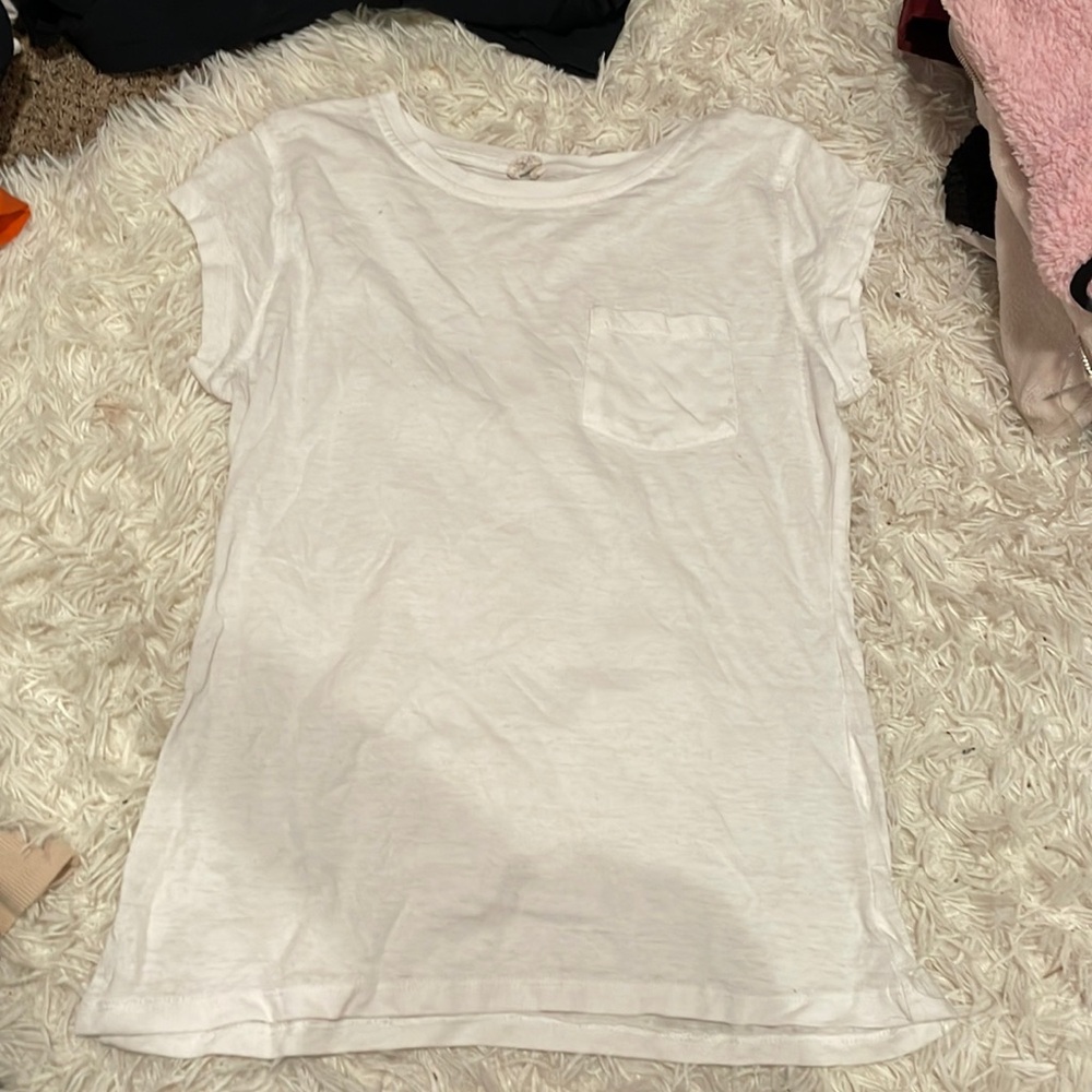 white tee shirt, short arm sleeves